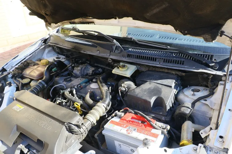 Aracın hava filtresine giren fare zor anlar yaşattı: Sürücünün çıkartma yöntemi ise yüzleri gülümsetti!