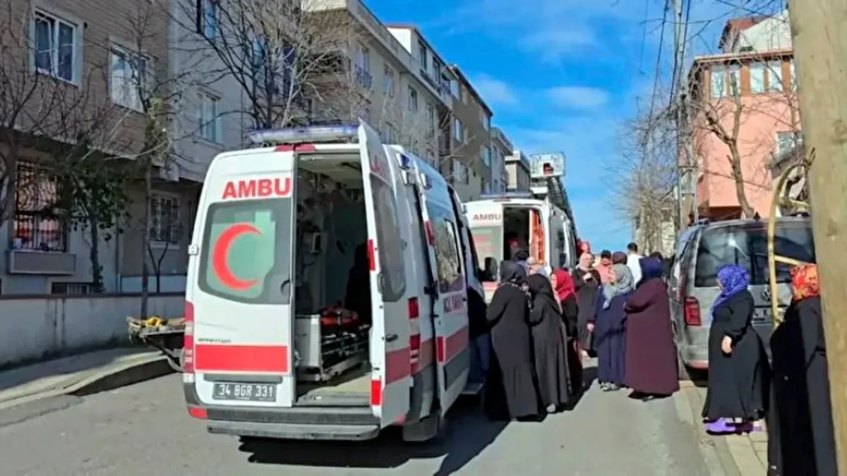 4 katlı binada çıkan yangından 7 kişi kurtarıldı! Dumandan etkilenen 3 kişi hastaneye kaldırıldı 4 katlı binada çıkan yangından 7 kişi kurtarıldı! Dumandan etkilenen 3 kişi hastaneye kaldırıldı