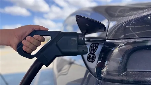 cin-petrol-bagimliligini-azaltiyor-elektrikli-taksiler-ve-paylasimli-ulasimli-yeni-donem-1784101135890.jpg