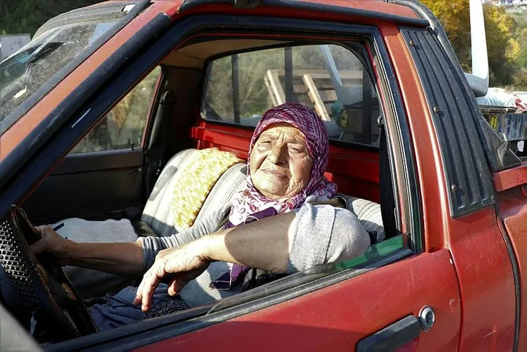 71 yaşındaki Fatma teyze her gün 100 km yol yapıyor!