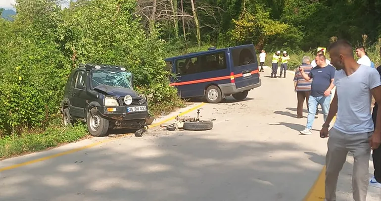 Sakarya’da 2 araç kafa kafaya çarpıştı
