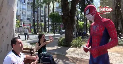 Antalya’da corona virüsüne karşı maske dağıtan ’Örümcek Adam’ şaşkınlık yarattı | Video