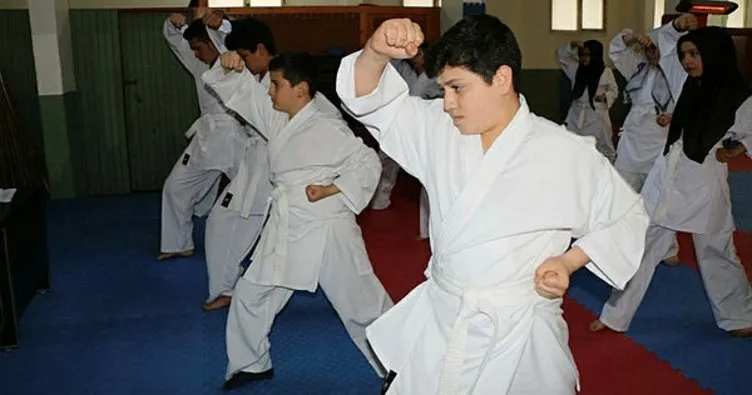 Pozantılı karateciler kuşak sınavında ter döktü