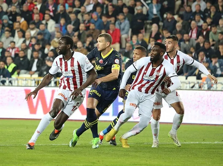 Fenerbahçe - Sivasspor maçından hemen sonra İrfan Can Kahveci’den hakem isyanı!