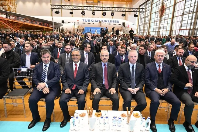 bakan-uraloglu-kuresel-bir-havacilik-merkezi-olduk-1700819301607.jpeg