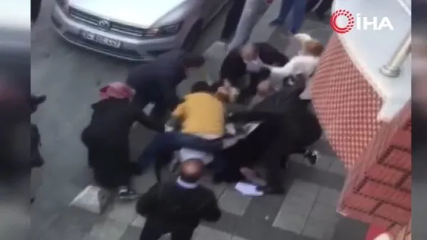 İstanbul'da ekmek sırasında birbirini döven kadınları acımasızca yumruklayan adam kamerada | Video
