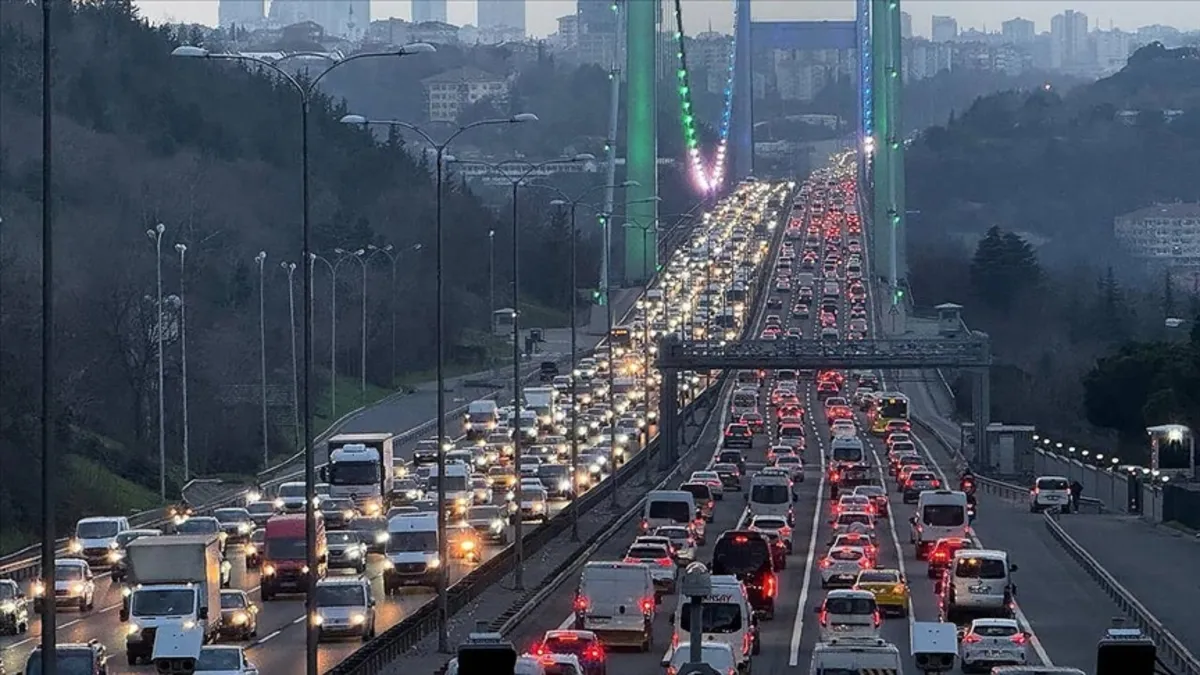 İstanbul’da akşam saatlerinde trafik yine kilit! Araçlar güçlükle ilerliyor İstanbul’da akşam saatlerinde trafik yine kilit! Araçlar güçlükle ilerliyor