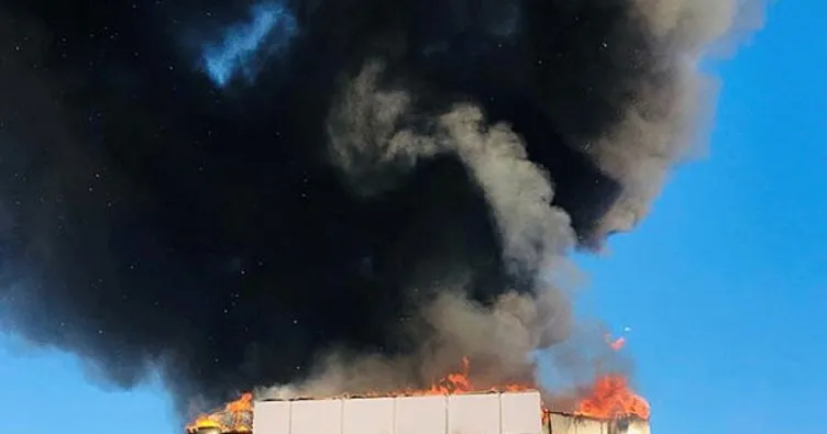Antalya’da, iş merkezinin çatı katında yangın
