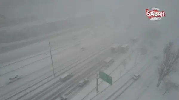 TEM'de kar yağışı nedeniyle trafik durma noktasına geldi | Video