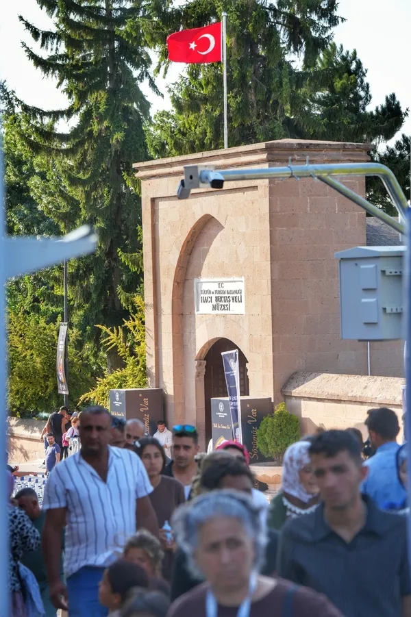 cumhurbaskani-erdogandan-haci-bektas-veli-mesaji-bu-kapi-sevgi-baris-kardeslik-muhabbet-kapisidir-1786737606206.jpeg