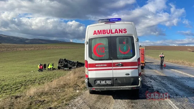 Son dakika: Amasya’da korkunç kaza! Sporcuları taşıyan minibüs devrildi: 1 ölü 15 yaralı