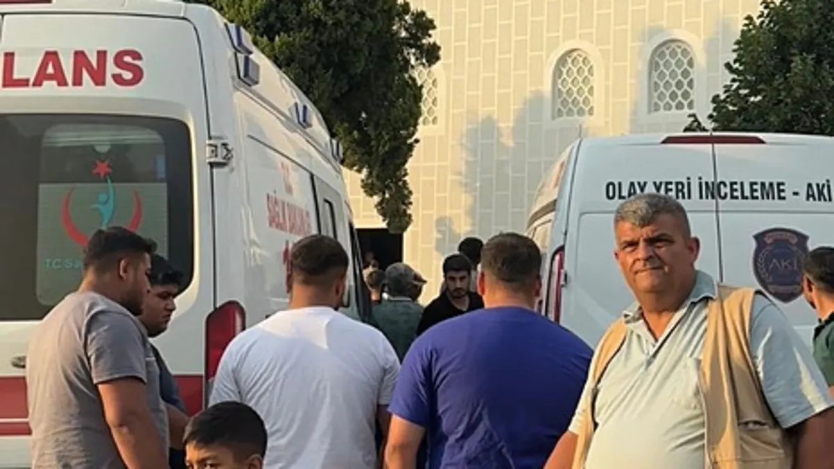 Cami inşaatında 2 işçi iskeleden düştü: 1 ölü, 1 yaralı