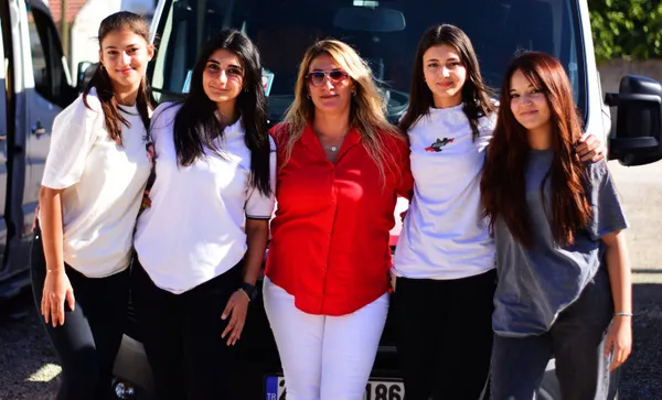 kadin-servis-soforu-14-yildir-direksiyon-salliyor-1695026656408.jpg
