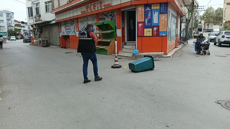 Sokak ortasında bisikletlinin silahlı saldırısına uğradı; o anlar kamerada