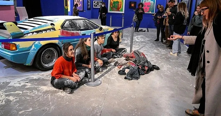 İklim aktivistleri, Andy Warhol’un tasarımını hedef aldı: 8 kilo un döküp kendilerini yere yapıştırdılar