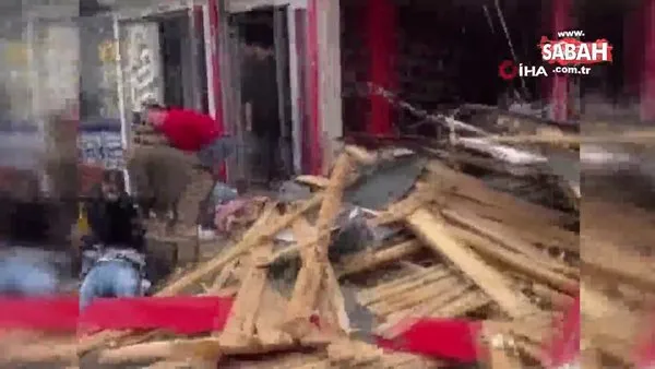 Son dakika: Esenyurt'ta lodos etkisini gösterdi... Çatı yoldakilerin üzerine uçtu! Ölü ve yaralılar var | Video