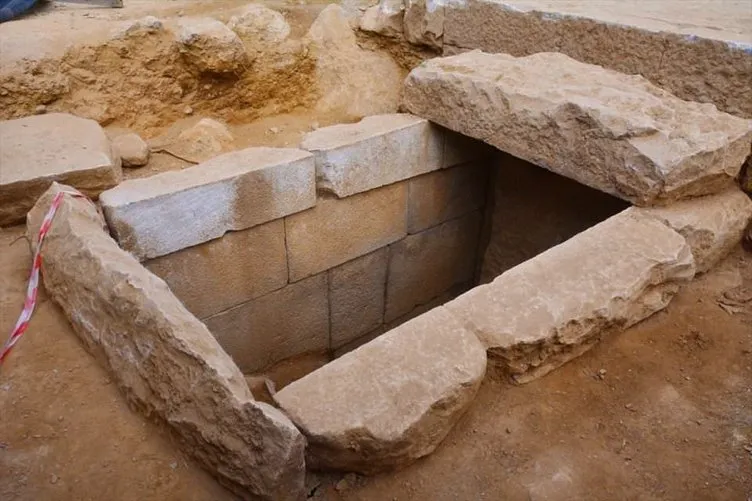Milas’ta 2 bin 400 yıllık mezar bulundu