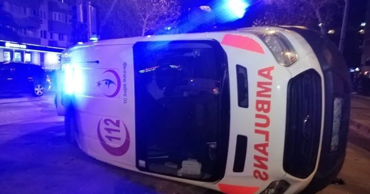 İzmir’de ambulans otomobille çarpıştı: 3 yaralı