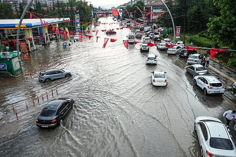 Ankara’da sağanak yağış hayatı felç etti! Yollar göle döndü, araçlar selde sürüklendi