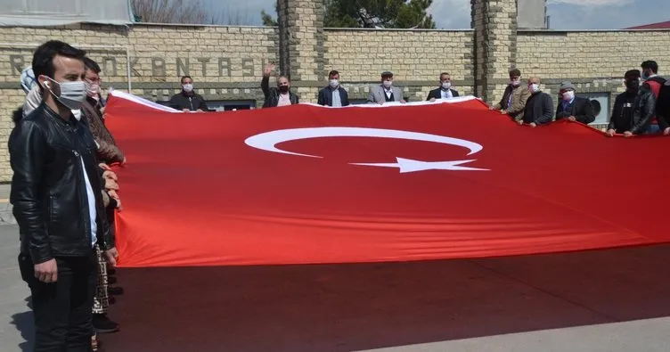 Muş’ta, STK’lardan 103 amiralin “darbe” bildirisine dev Türk Bayraklı tepki