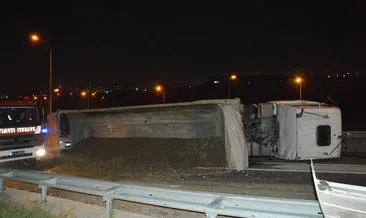 Kağıthane’de toprak yüklü hafriyat kamyonu devrildi: 1 yaralı