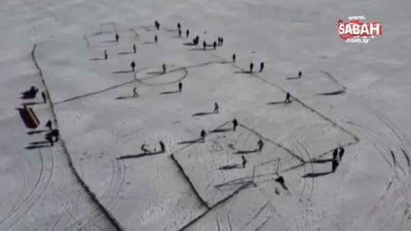 Yüzeyi buzla kaplı Çıldır Gölü'nde futbol keyfi | Video