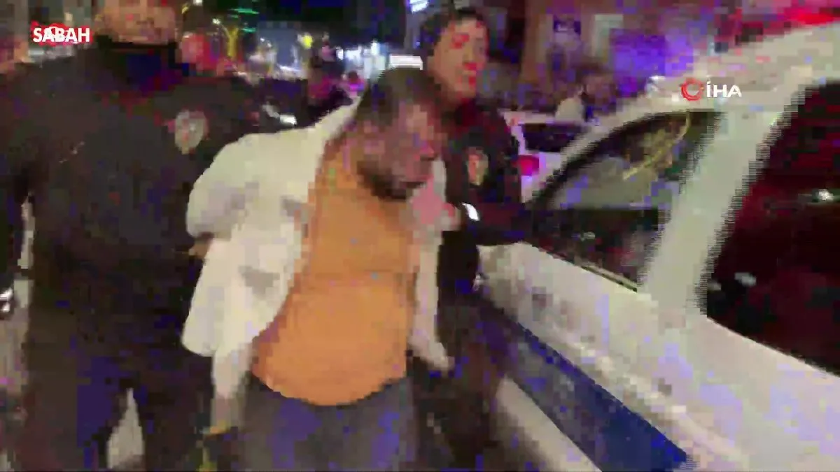 Polise bağırdılar, küfredip yumrukla saldırdılar | Video videosunu izle Polise bağırdılar, küfredip yumrukla saldırdılar | Video videosunu izle