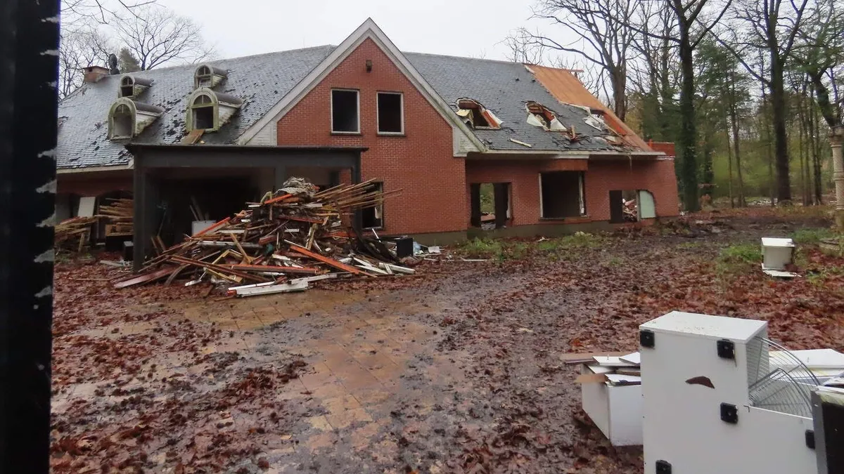 Avrupa ve Türkiye’ye yönelik uyuşturucu sevkiyatının baş aktörlerindendi: “Hayalet” lakabıyla anılan Orhan Ünğan’ın lüks malikanesi yerle bir edildi! Avrupa ve Türkiye’ye yönelik uyuşturucu sevkiyatının baş aktörlerindendi: “Hayalet” lakabıyla anılan Orhan Ünğan’ın lüks malikanesi yerle bir edildi!