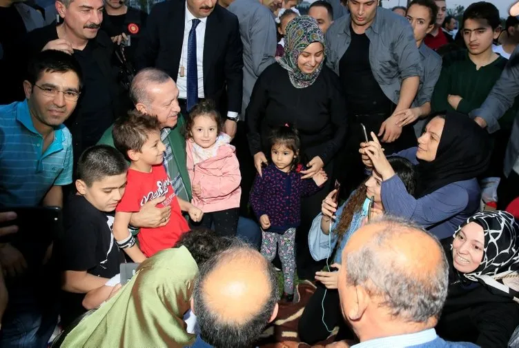Cumhurbaşkanı Erdoğan Zeytinburnu’nda iftarı bekleyen vatandaşlarla sohbet etti