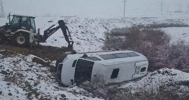 Bingöl’de işçileri taşıyan minibüs şarampole devrildi