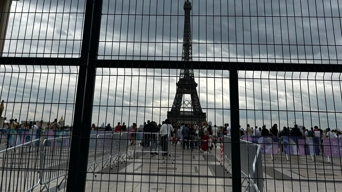 Paris çelik bariyerlerle kaplandı
