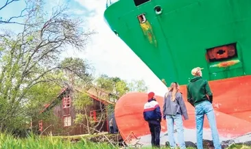 Dev gemi evin bahçesine girdi