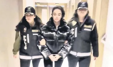 Ece Ronay’ın telefonu incelemede