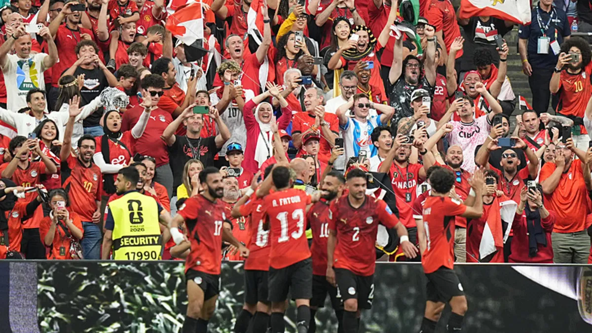 Mısır ve Yeni Zelanda milli takımları futbolcuları 2026 FIFA Dünya Kupası maçında mücadele ederken