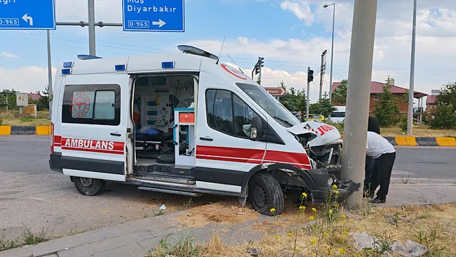 bitliste-ambulans-ile-suv-tipi-arac-carpisti-10-kisi-yaralandi-1782234093515.jpg