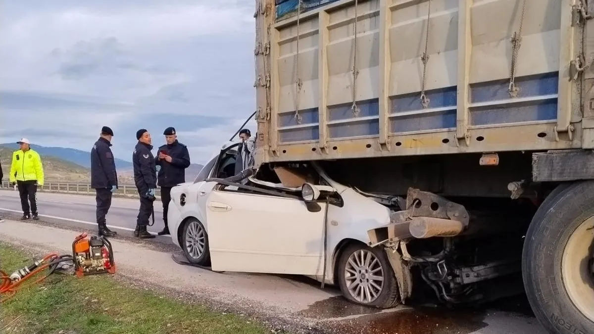 SON DAKİKA… Otomobil TIR’a ok gibi saplandı! Amasya’daki kazada yürek yakan detay… SON DAKİKA… Otomobil TIR’a ok gibi saplandı! Amasya’daki kazada yürek yakan detay…