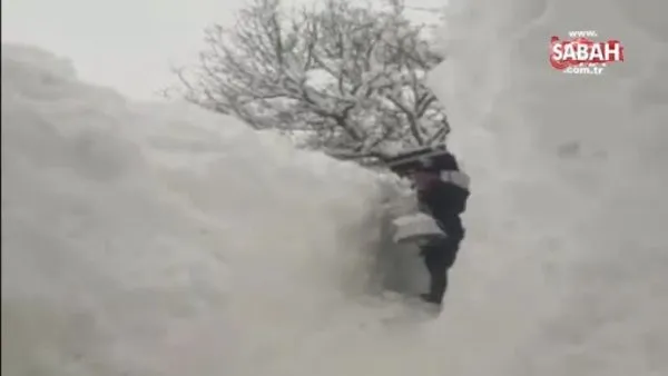 Elazığ'da kar kalınlığı 2 buçuk metreyi buldu, komşularına gitmek için tünel açtılar | Video