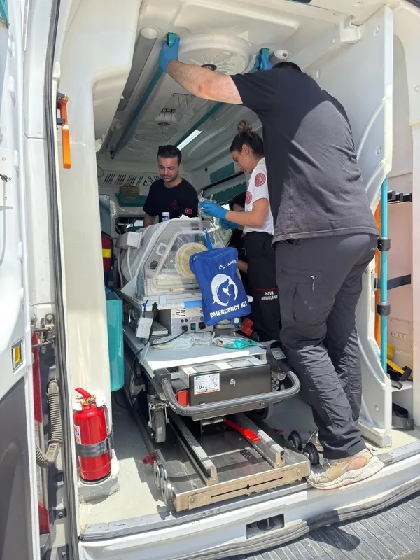 sanliurfada-ayse-bebek-icin-ucak-ambulans-havalandi-1749738651613.jpg