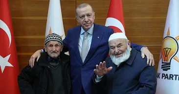 Başkan Erdoğan’dan Necati ve Recep Dede ile samimi sohbet: Hatıra fotoğrafı çekildi, baston hediye etti