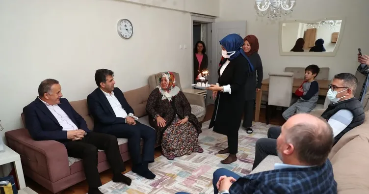80 yaşında ilk doğum gününü kutladı