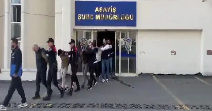 ankarada-gece-kuluplerine-fuhus-ve-dolandiricilik-operasyonu-11-gozalti-1763272998727.jpg