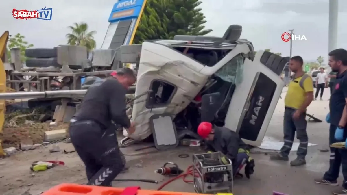 Antalya'da freni patlayan zift yüklü kamyon ortalığı savaş alanına çevirdi! O anlar kamerada | Video