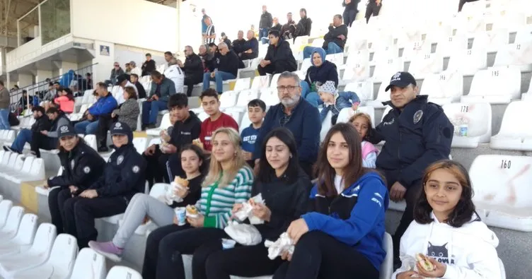 Depremzede çocuklar Fethiyespor maçına konuk oldu