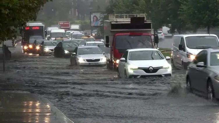 İstanbul'da yolları su bastı; tramvay seferi durdu