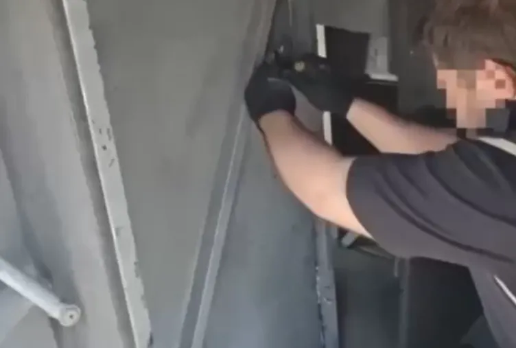 İstanbul Tuzla’da durduruldu: Otobüsten cephanelik çıktı! Şoke eden görüntüler...