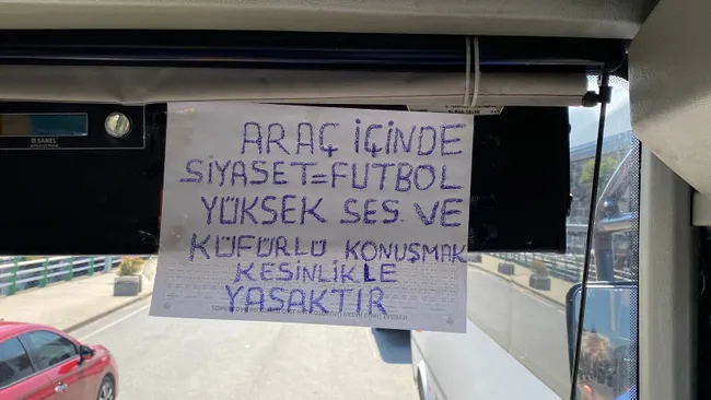 astigi-yaziyla-hem-yolcularinin-hemde-kendisinin-keyifli-bir-yolculuk-yapmasini-sagladibu-otobuste-siyasetspor-1690285643886.jpg