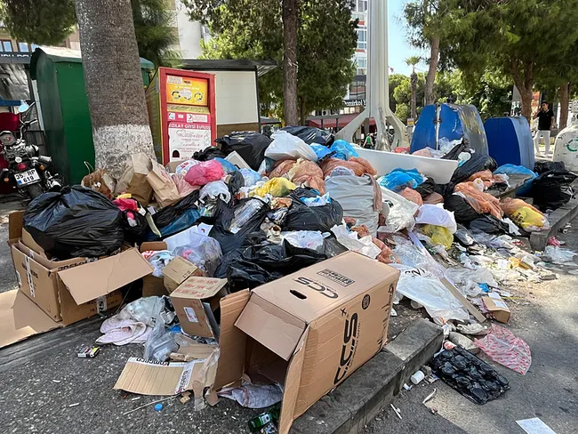 izmir-buca-copluge-dondu-vatandaslardan-chpye-sert-tepki-belediyeye-yaziklar-olsun-fareler-basacak-kusacagim-1757930945820.jpeg İzmir Buca çöplüğe döndü! Vatandaşlardan CHP'ye sert tepki: Belediyeye yazıklar olsun, fareler basacak kusacağım!