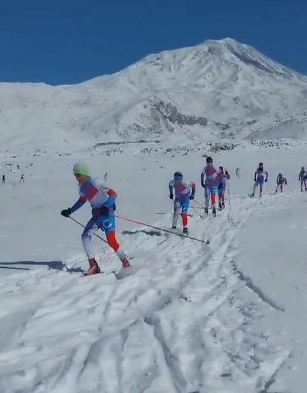 agri-dagi-eteklerinde-kayak-keyfi-genc-sporculardan-agri-daginda-nefes-kesen-kayak-gosterisi-1740936787335.jpg