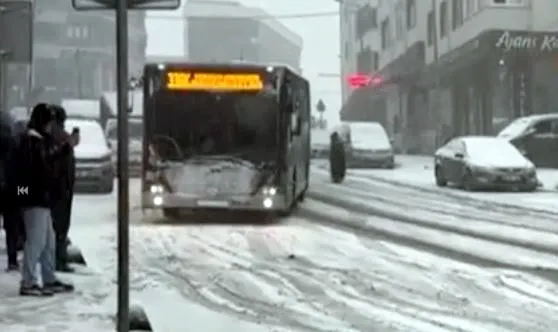 iett-otobusu-karli-yolda-kaydi-duraktaki-yolcular-panik-yasadi-1739284535269.jpg