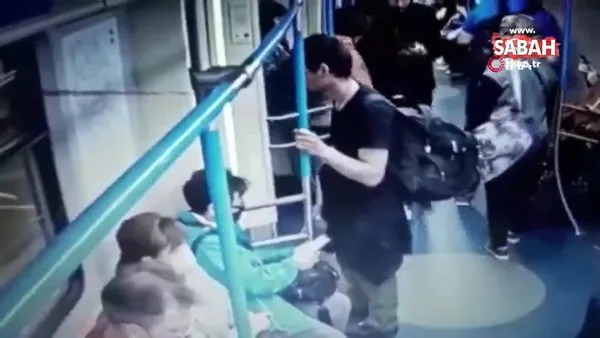 Moskova metrosunda saniyeler içinde telefon hırsızlığı | Video